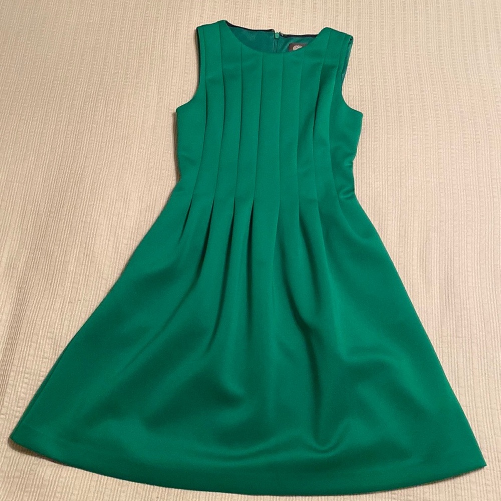 Green mini Vince Camuto pleated party dress with pockets. Size 0